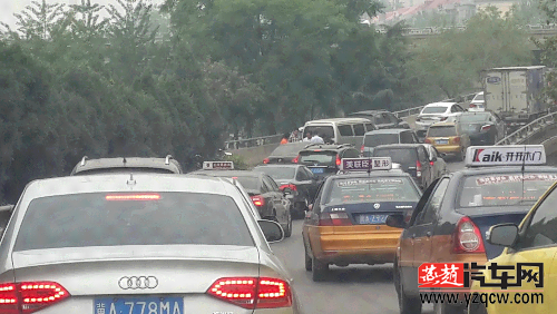 石家庄南二环车流堵成了一锅粥。