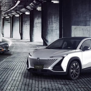 手机无边界设计竟然运用到汽车上？看长安UNI-T要如何展现