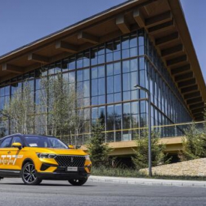 随“视”随地，灭绝盲区，奔腾T77 PRO流媒体后视镜真香预警