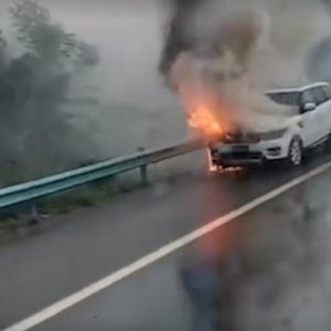 面目全非，百万豪车路虎揽胜高速路上起火，烧成一堆废铁！ ...