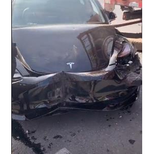 开业第一天，特斯拉自动辅助驾驶失灵，销售带客户试驾出车祸！ ...