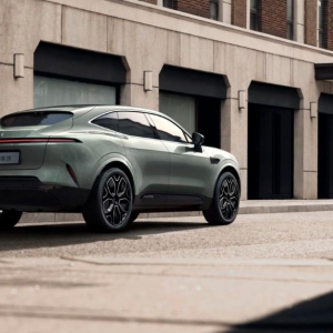 续航700公里，携手长安汽车、华为、宁德时代，阿维塔首款电动汽车亮相 ...