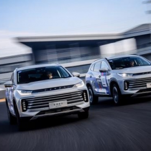 星途凌云400T赛道体验，零距离感受“西装暴徒”的冠军魅力