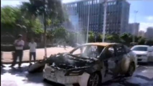 广汽埃安事故车当新车卖，车展上被车主拉横幅维权！