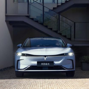 定义豪华电动轿车新标准 岚图追光全球首发亮相