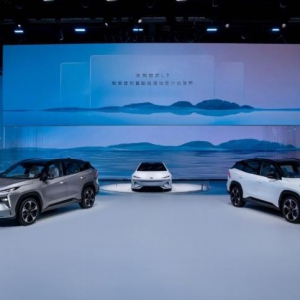 混动“新卷王” 吉利银河L7携“智爱座舱”亮相上海车展